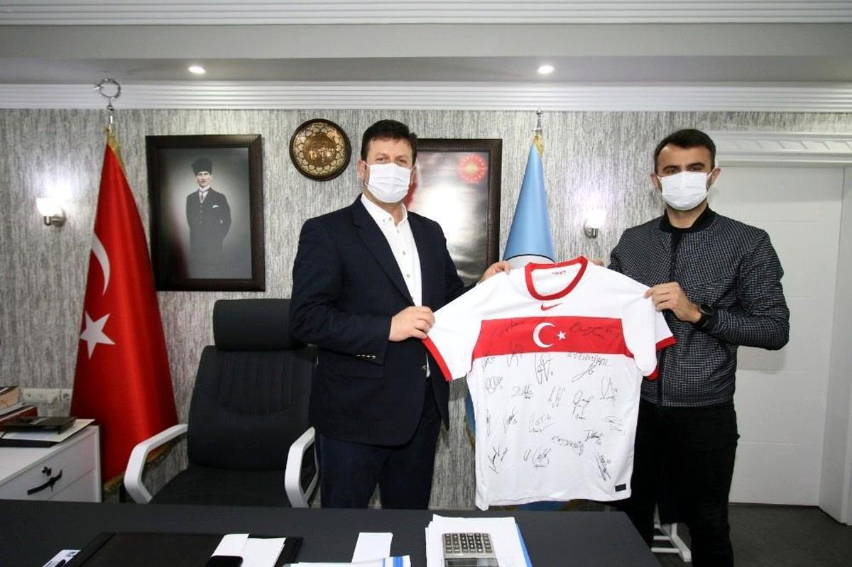 TFF hakemlerinden Başkan Soykan\'a anlamlı hediye