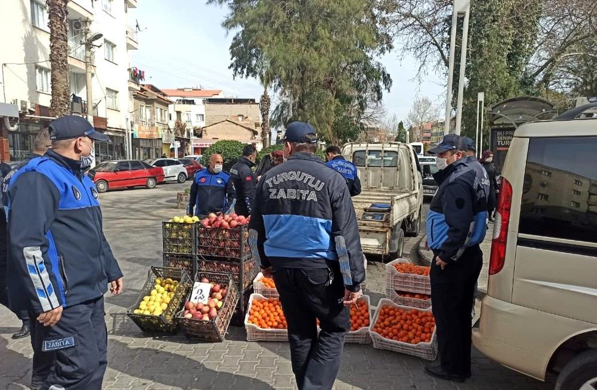 Turgutlu\'da kurallara uymayan seyyar satıcılara işlem yapıldı