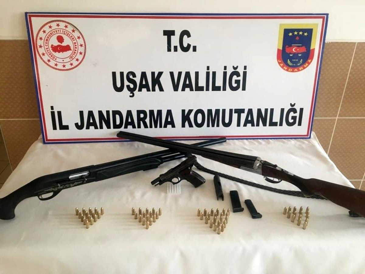 Son dakika haberleri... Uşak\'ta silah kaçakçısı 2 şüpheli gözaltına alındı