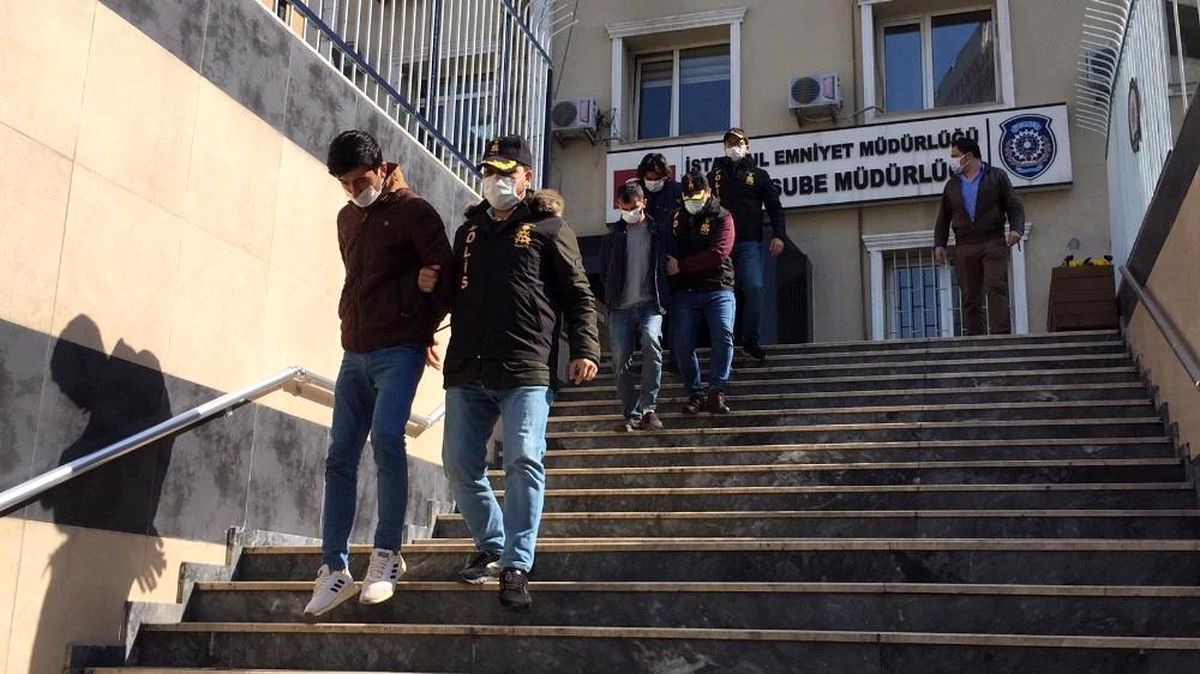 Son dakika! Yaşlı kadını 1 milyon TL dolandıran sahte polisler yakalandı