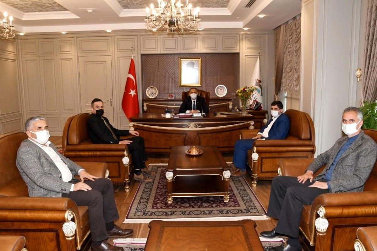 Yerel gazete sahipleri Vali Çuhadar ile bir araya geldi