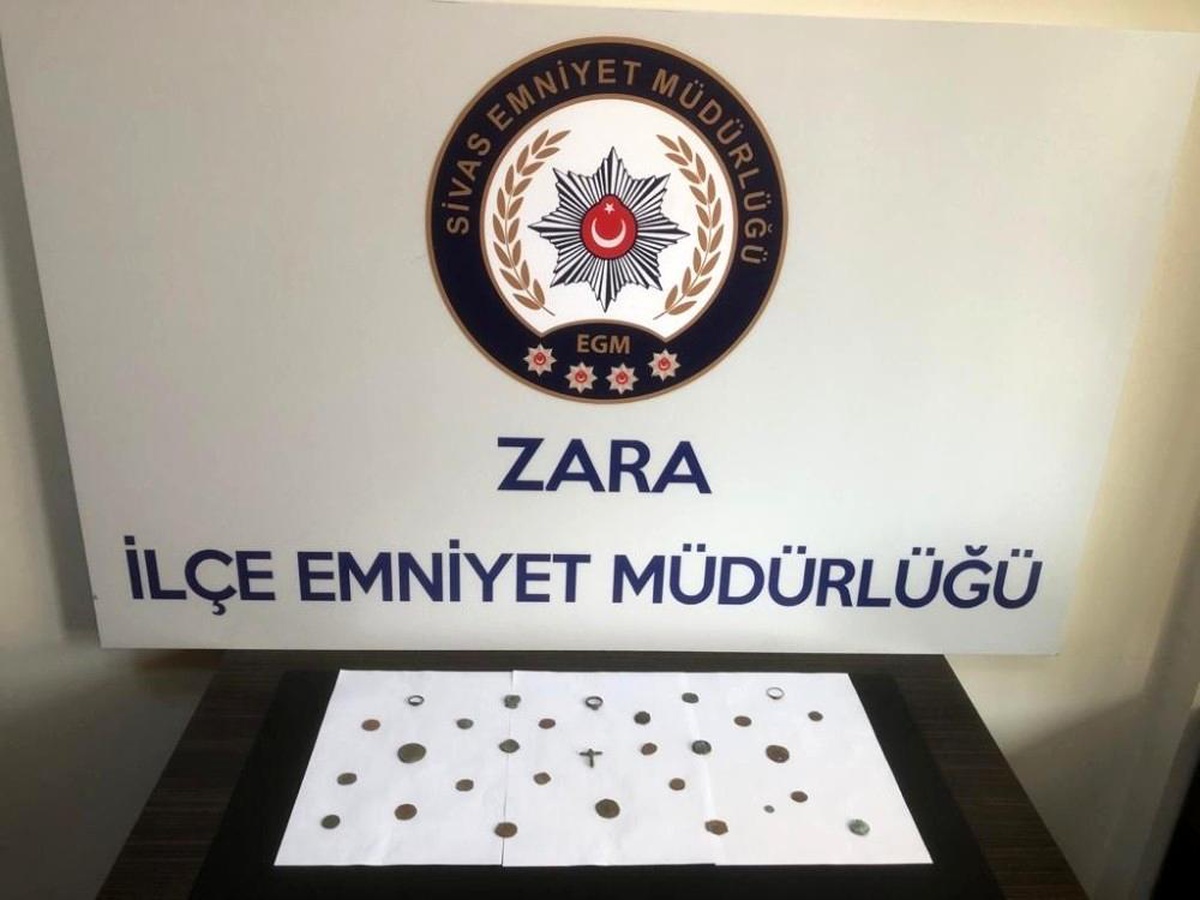 Adeta yürüyen müze olan zanlı polislere yakalandı