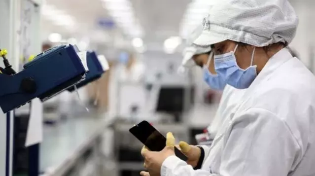 Akıllı telefon devlerinin Türkiye'de üretime başlamasıyla 6 bin kişiye iş kapısı açıldı Akıllı telefon devlerinin Türkiye'de üretime başlamasıyla 6 bin kişiye iş kapısı açıldı