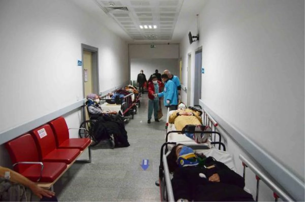 Aksaray\'da işçi servisi, buzlanan yolda devrildi: 18 yaralı