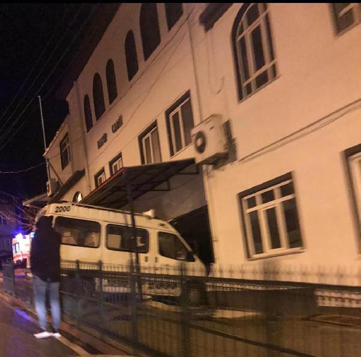 ZONGULDAK Alkollü sürücü minibüsle caminin duvarına çarptı