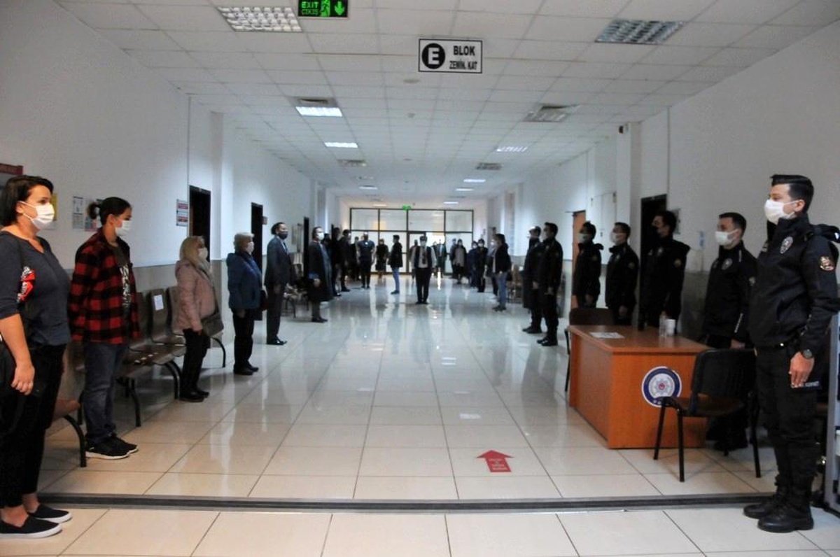 Antalya adliyesin hep bir ağızdan İstiklal Marşını okundu