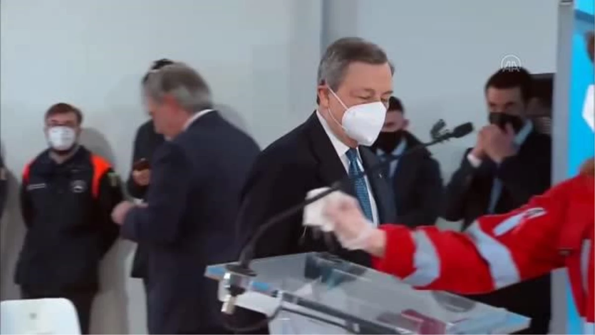 Başbakan Draghi, başkentte Fiumicino Havalimanı\'ndaki aşı merkezini ziyaret etti