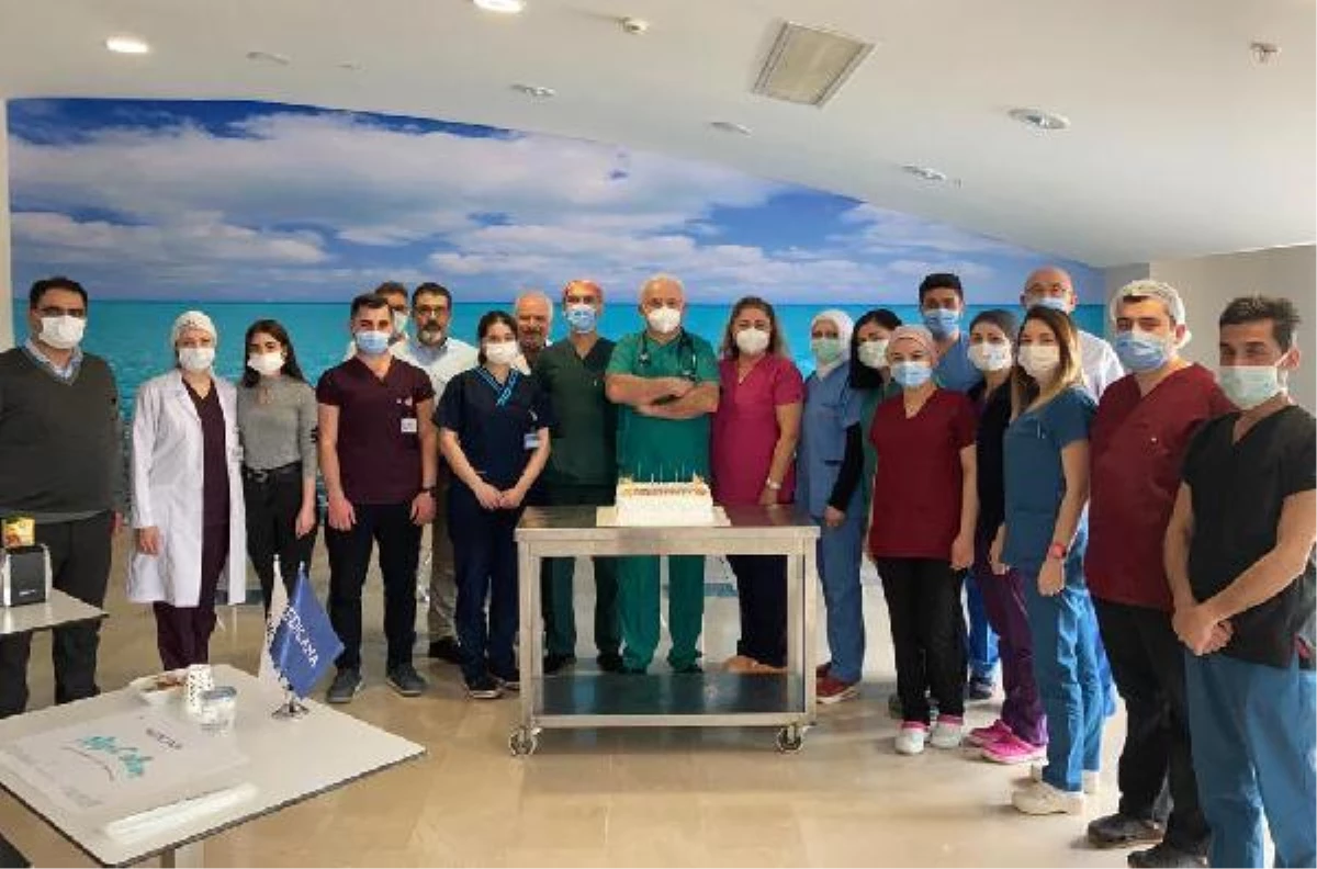 Son dakika haber | Medicana Sivas Hastanesinde bin kalbe açık kalp ameliyatı ile şifa veren profesöre plaket