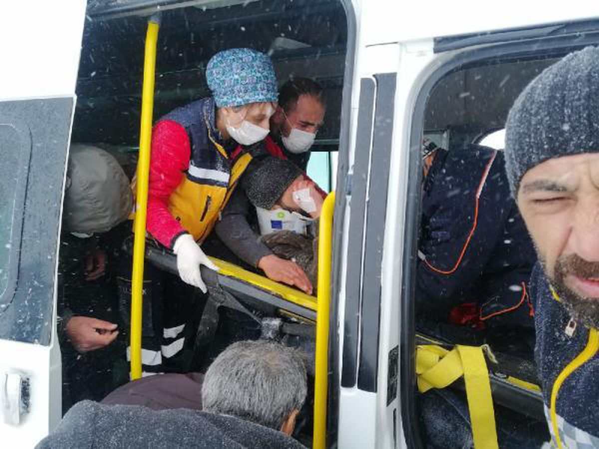 Bitlis\'te iki minibüs kafa kafaya çarpıştı: 17 yaralı