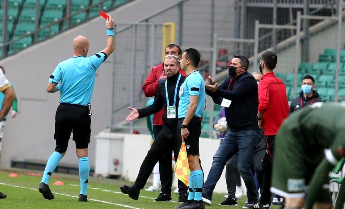 Bursaspor ile Ankaraspor maçlarında bu sezon toplam 138 sarı, 7 kırmızı kart çıktı