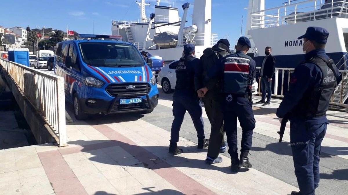 Çeşme\'de yabancı bayraklı yatta 51 düzensiz göçmen yakalandı