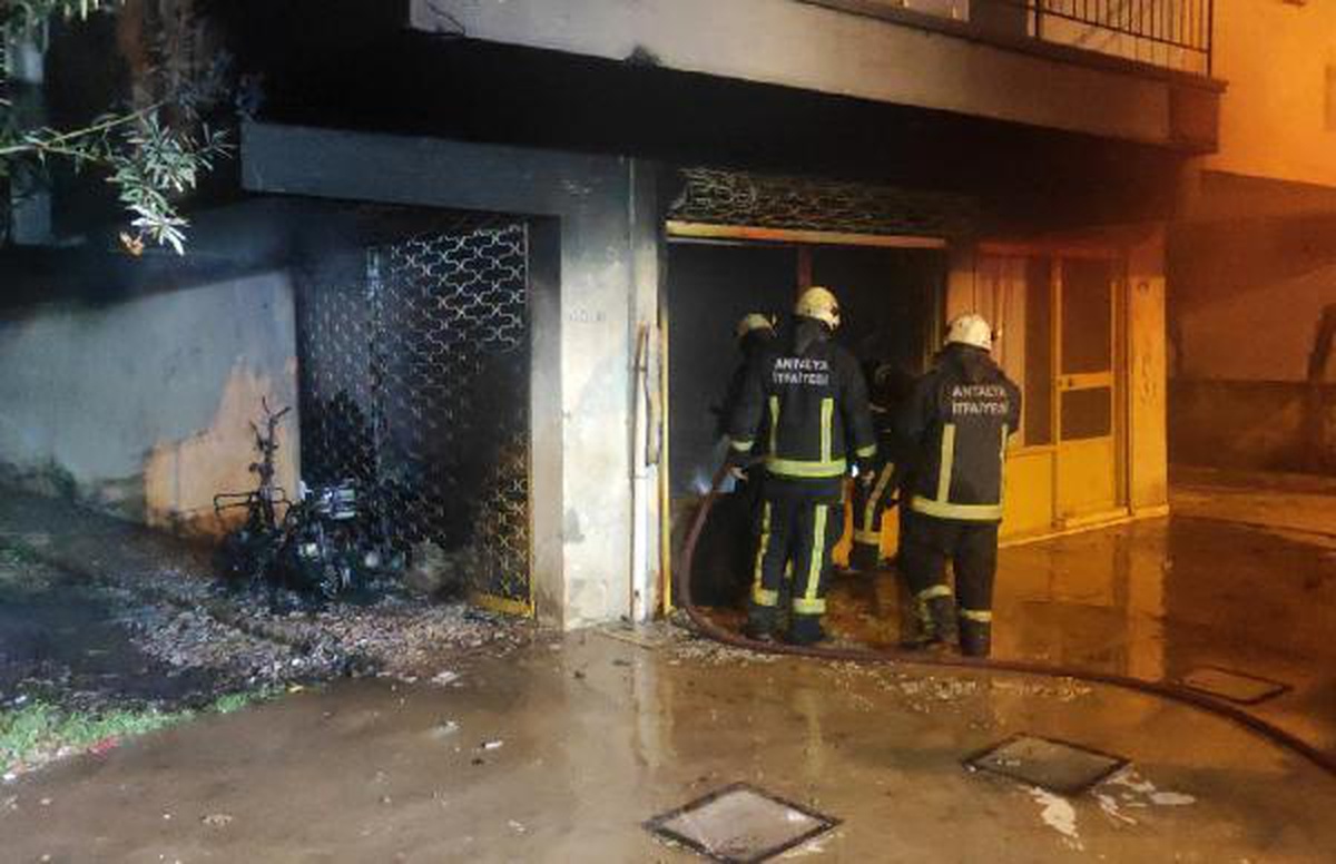 Son dakika haber | ANTALYA Depo yangınında genç kadının motosikleti küle döndü
