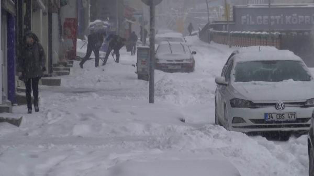 Erzurum\'da yoğun kar yağışı; kar kalınlığı 20 santim oldu