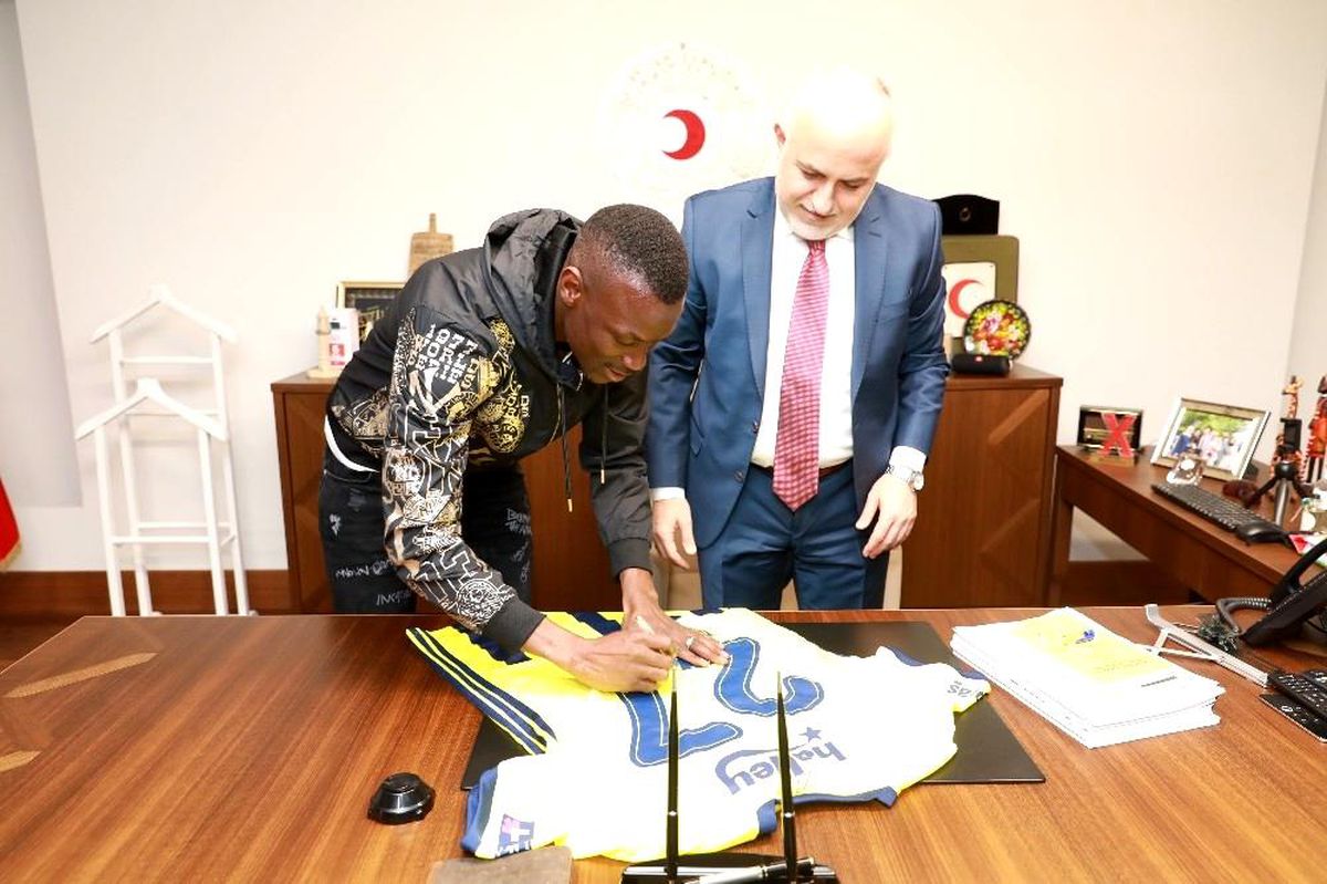 Fenerbahçeli futbolcu Mame Thiam\'dan Türk Kızılaya ziyaret