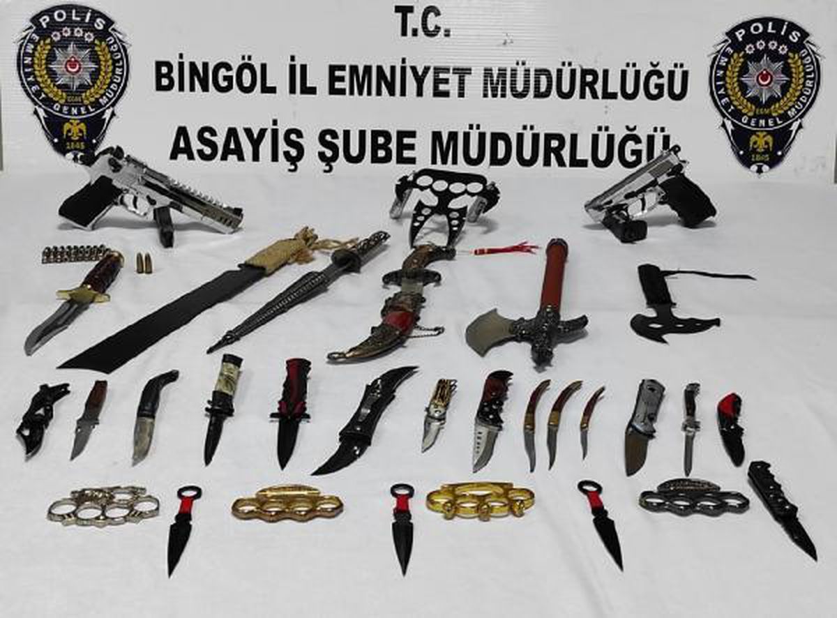Firari şüpheli, \'bıçak koleksiyonu\' ile yakalandı