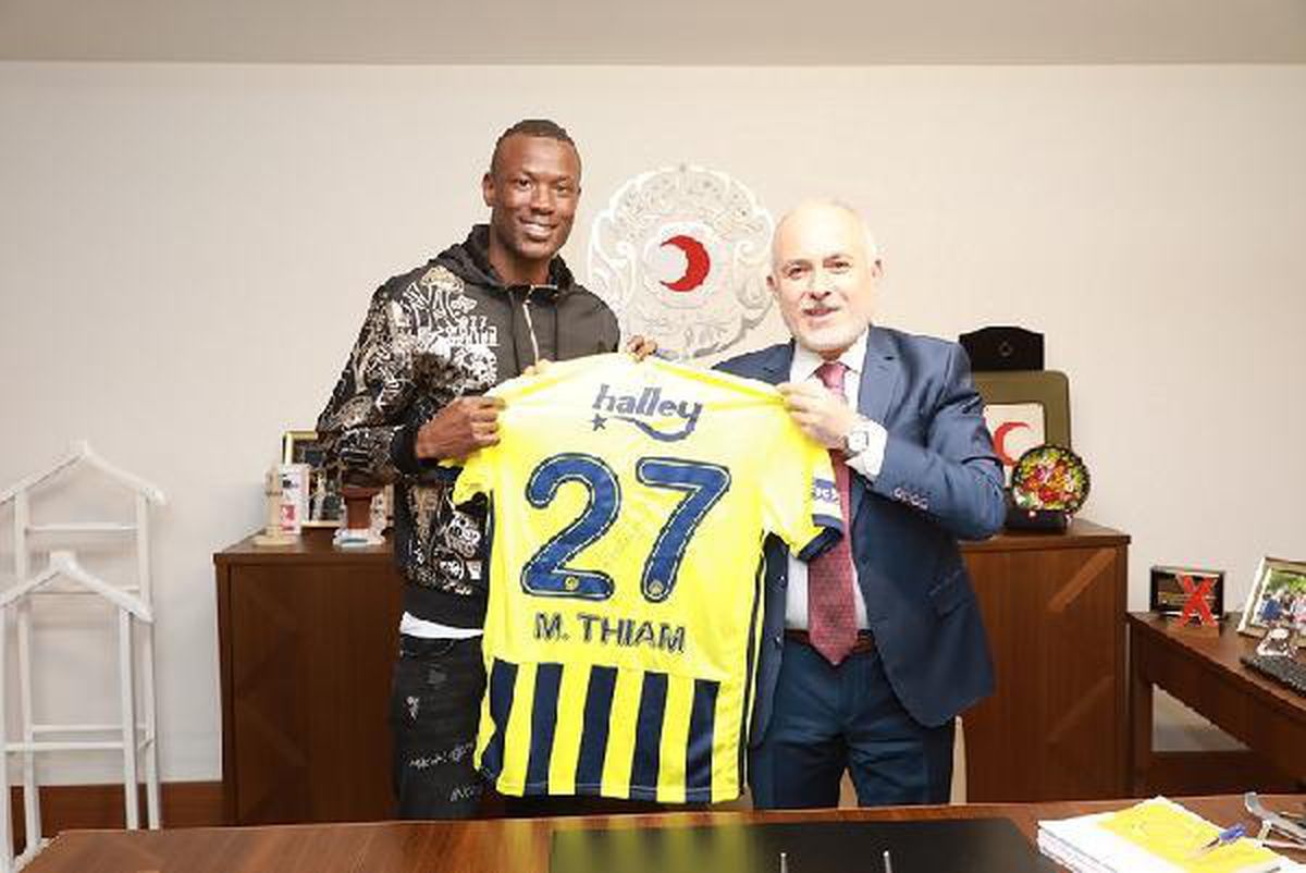 Futbolcu Mame Thiam\'dan Kızılay\'a iş birliği ziyareti