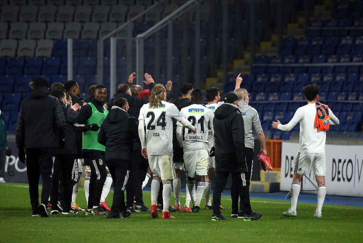 Futbolcular galibiyeti Sergen Yalçın\'a armağan etti