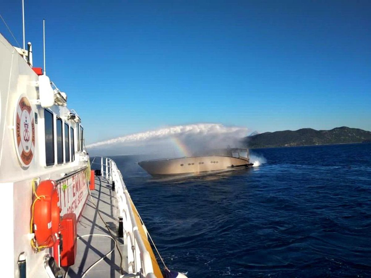 Göcek açıklarında yanan tekneden 4 kişi kurtarıldı