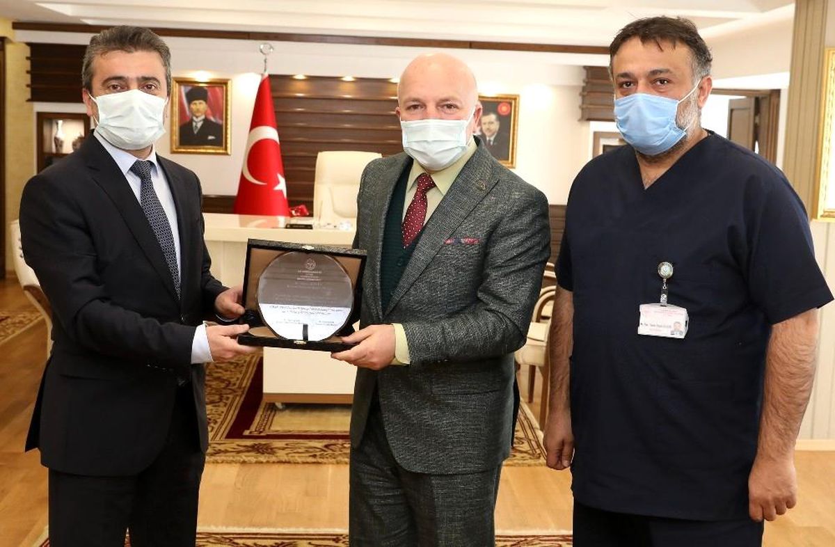 Son dakika haber... İl Sağlık Müdürü Bedir\'den Başkan Sekmen\'e teşekkür plaketi
