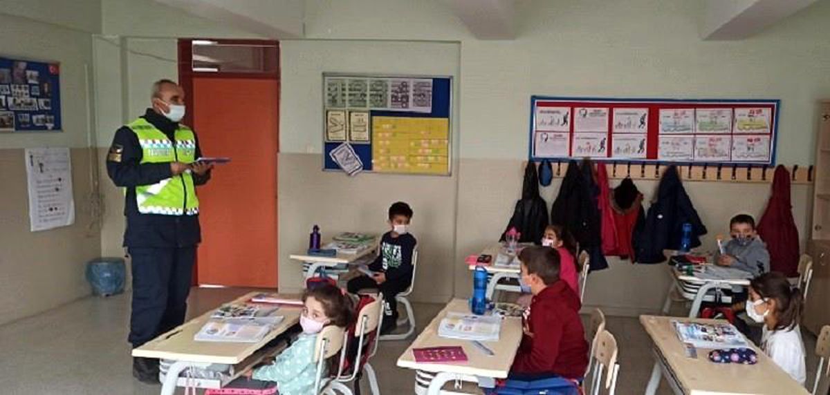 Jandarmadan okullarda "Trafik Dedektifleri ve İyi Dersler Şoför Amca" semineri