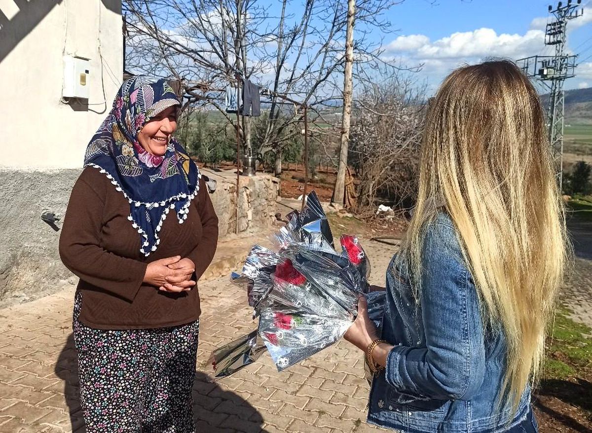Kadına yönelik şiddete dikkat çekmek için köy köy dolaşıyorlar