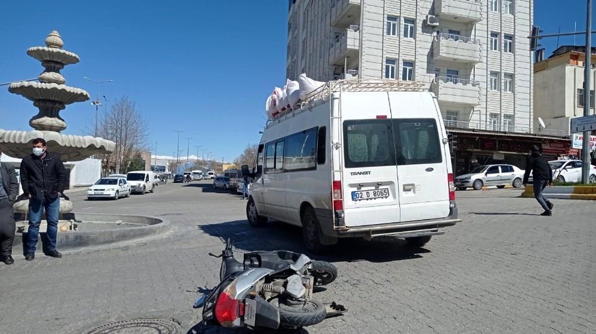 Kahta\'da motosiklet ile minibüs çarpıştı: 2 yaralı