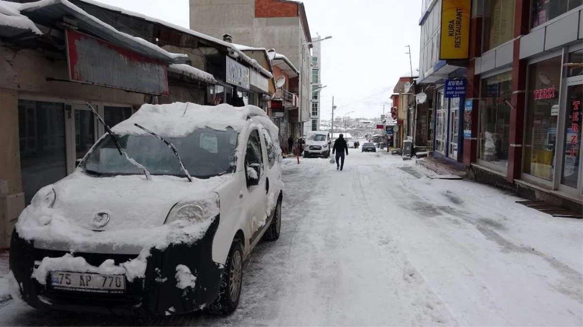 Kara kış geri geldi, 33 köy yolu ulaşıma kapandı