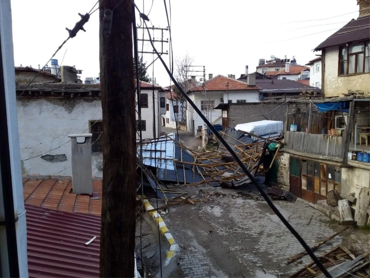 Karaman\'da rüzgar evin çatısını uçurdu, elektrik direklerini yıktı