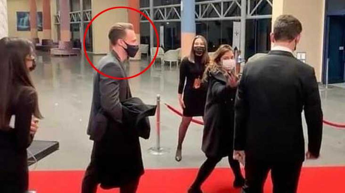 Kerem Bürsin, Bay J\'nin olay yaratan sözlerinin ardından ödül törenini terk etti