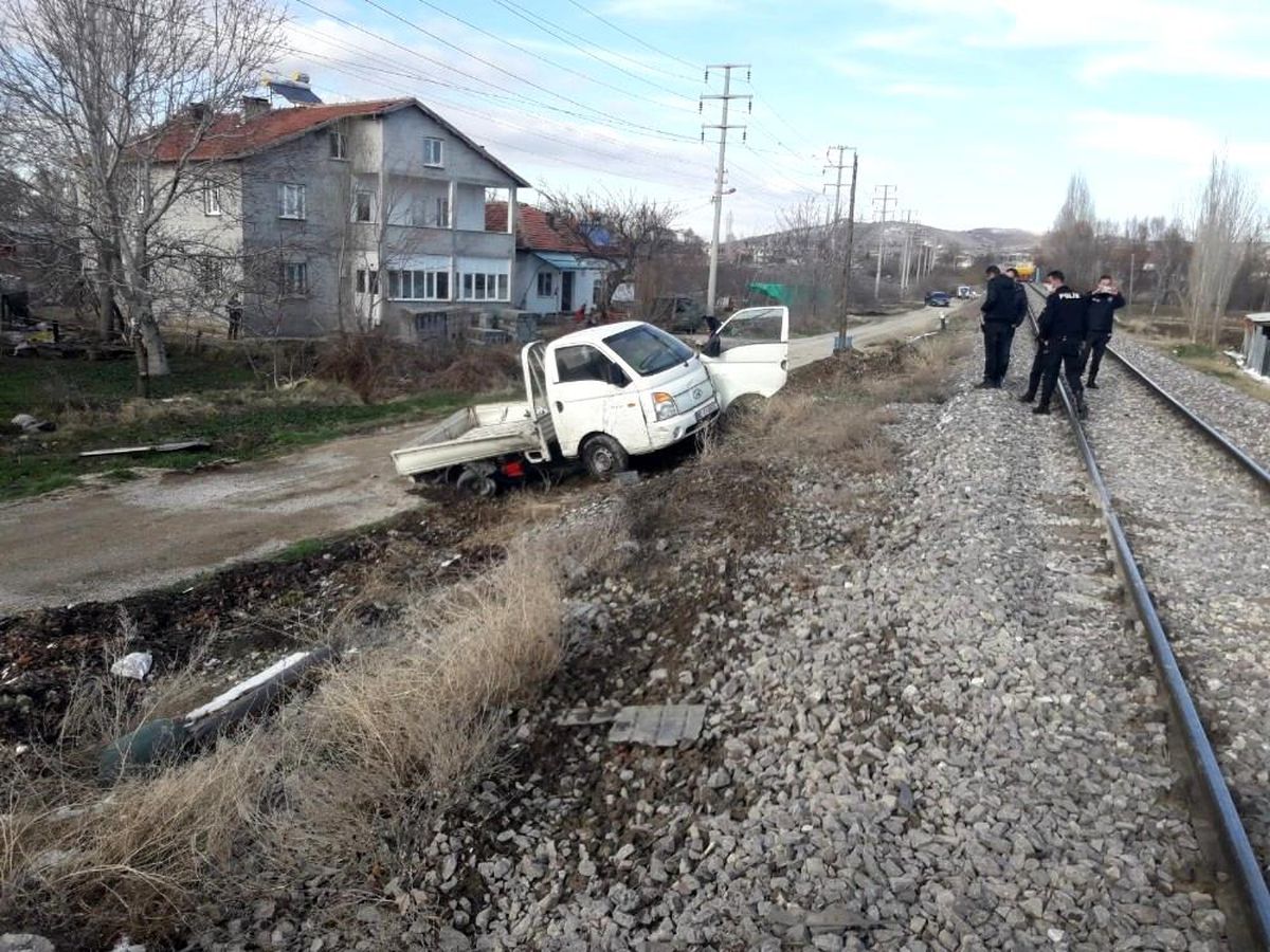 Konya\'da lokomotif ile kamyonet çarpıştı: 1 yaralı