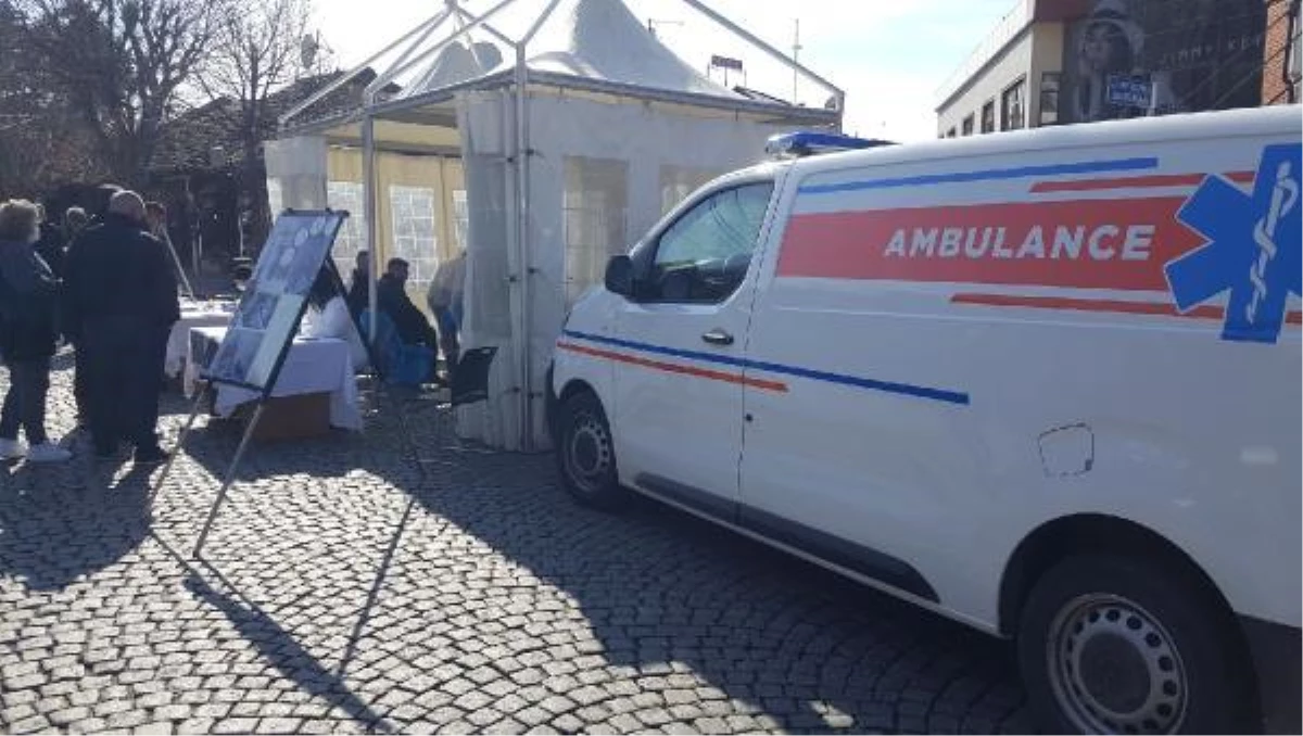 Kosova\'da seyyar sağlık çadırlarında koronavirüs testi