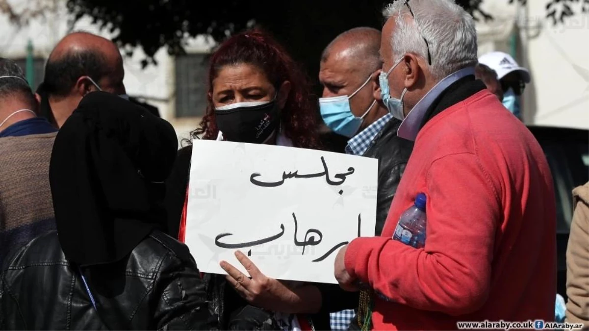 Lübnan\'da binlerce kişi ülkedeki siyasi ve ekonomik krizi protesto etti