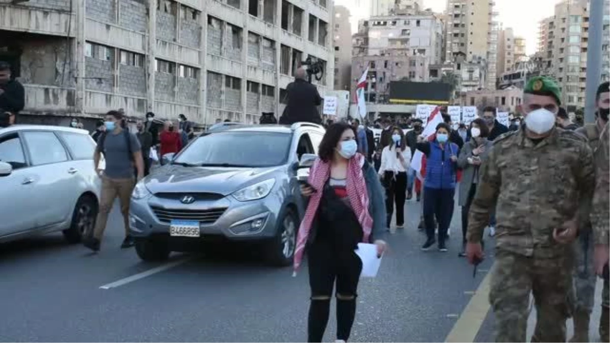 Son dakika gündem: Lübnan\'da yüzlerce kişi "geçiş hükümeti kurulması" talebiyle Meclis binasına yürüdü