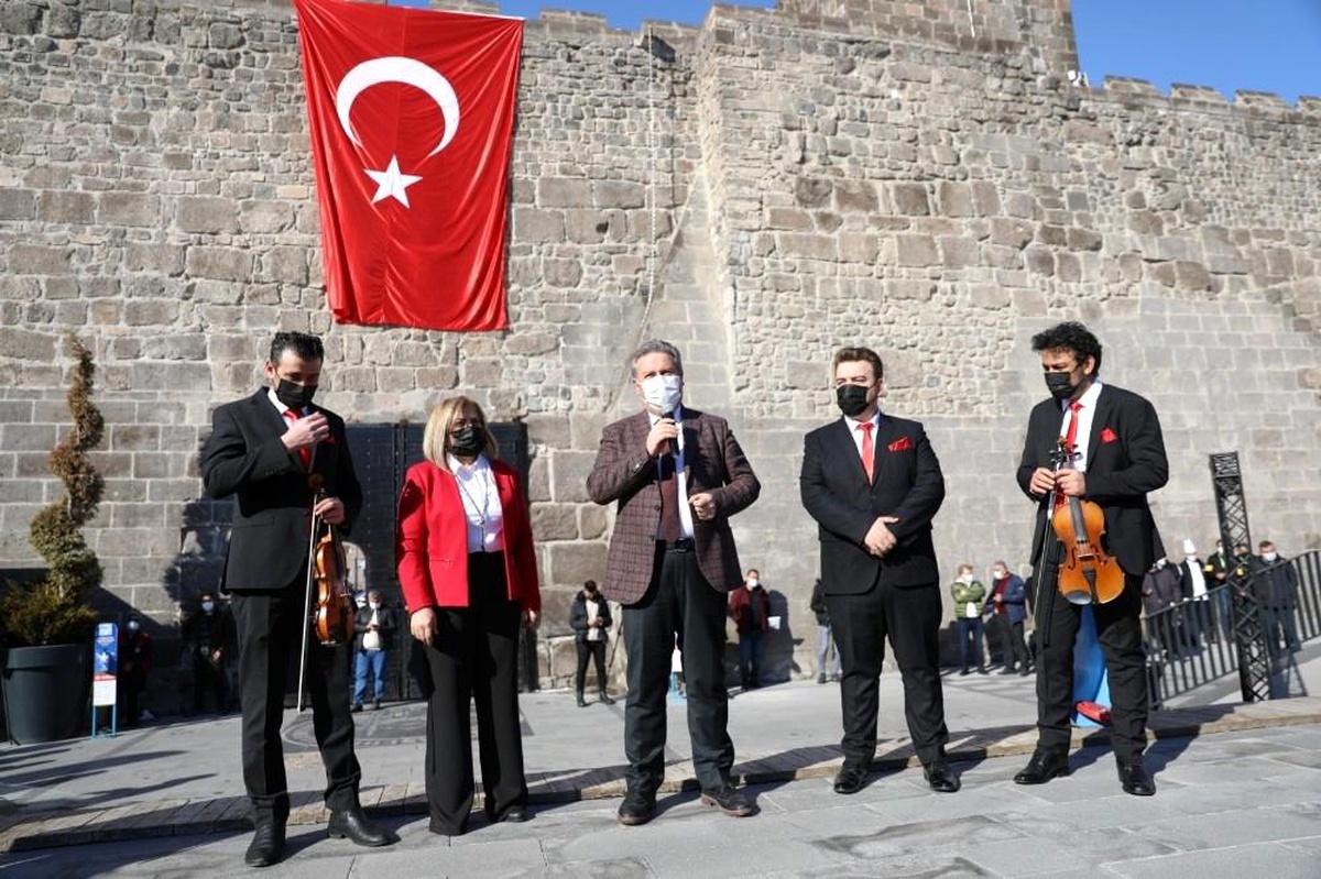 Melikgazi\'de 100. yıl anısına İstiklal Ruhu Tarihi Kale\'den yankılandı