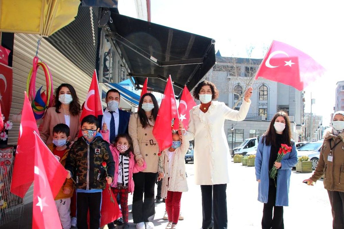 Miniklerden esnafa Türk Bayrağı