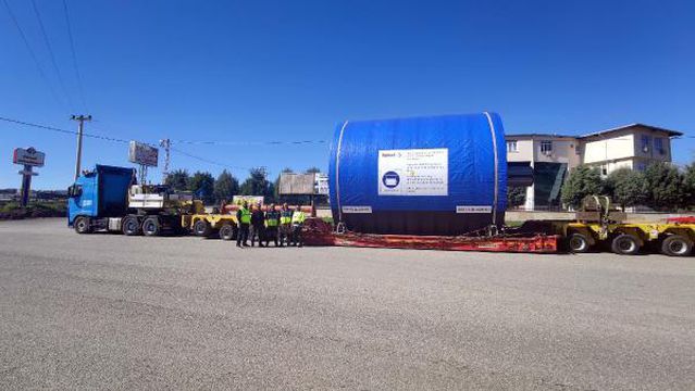 Osmaniye'de 147,5 tonluk silindir taşıyan 90 tekerlekli TIR, görenleri şaşırttı