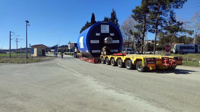 Osmaniye'de 147,5 tonluk silindir taşıyan 90 tekerlekli TIR, görenleri şaşırttı