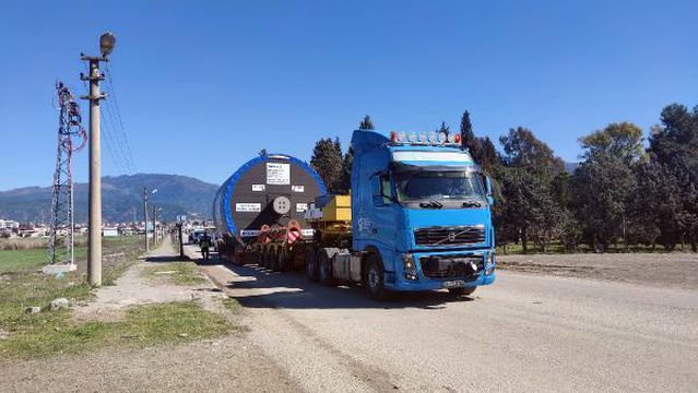 Osmaniye'de 147,5 tonluk silindir taşıyan 90 tekerlekli TIR, görenleri şaşırttı