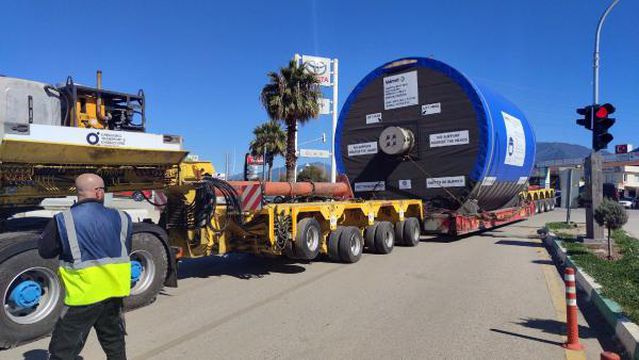 Osmaniye'de 147,5 tonluk silindir taşıyan 90 tekerlekli TIR, görenleri şaşırttı