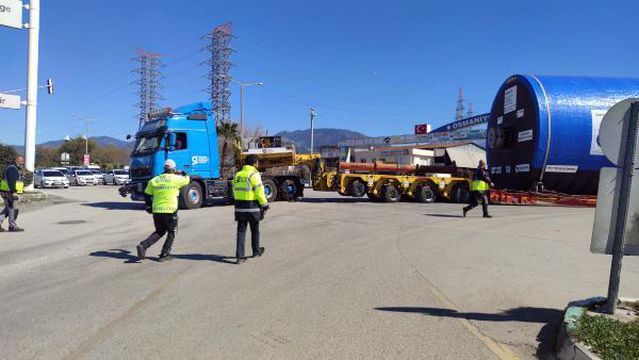 Osmaniye'de 147,5 tonluk silindir taşıyan 90 tekerlekli TIR, görenleri şaşırttı