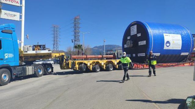 Osmaniye'de 147,5 tonluk silindir taşıyan 90 tekerlekli TIR, görenleri şaşırttı