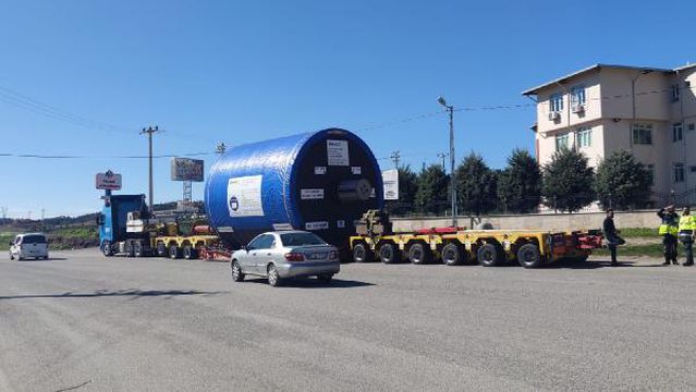 Osmaniye'de 147,5 tonluk silindir taşıyan 90 tekerlekli TIR, görenleri şaşırttı