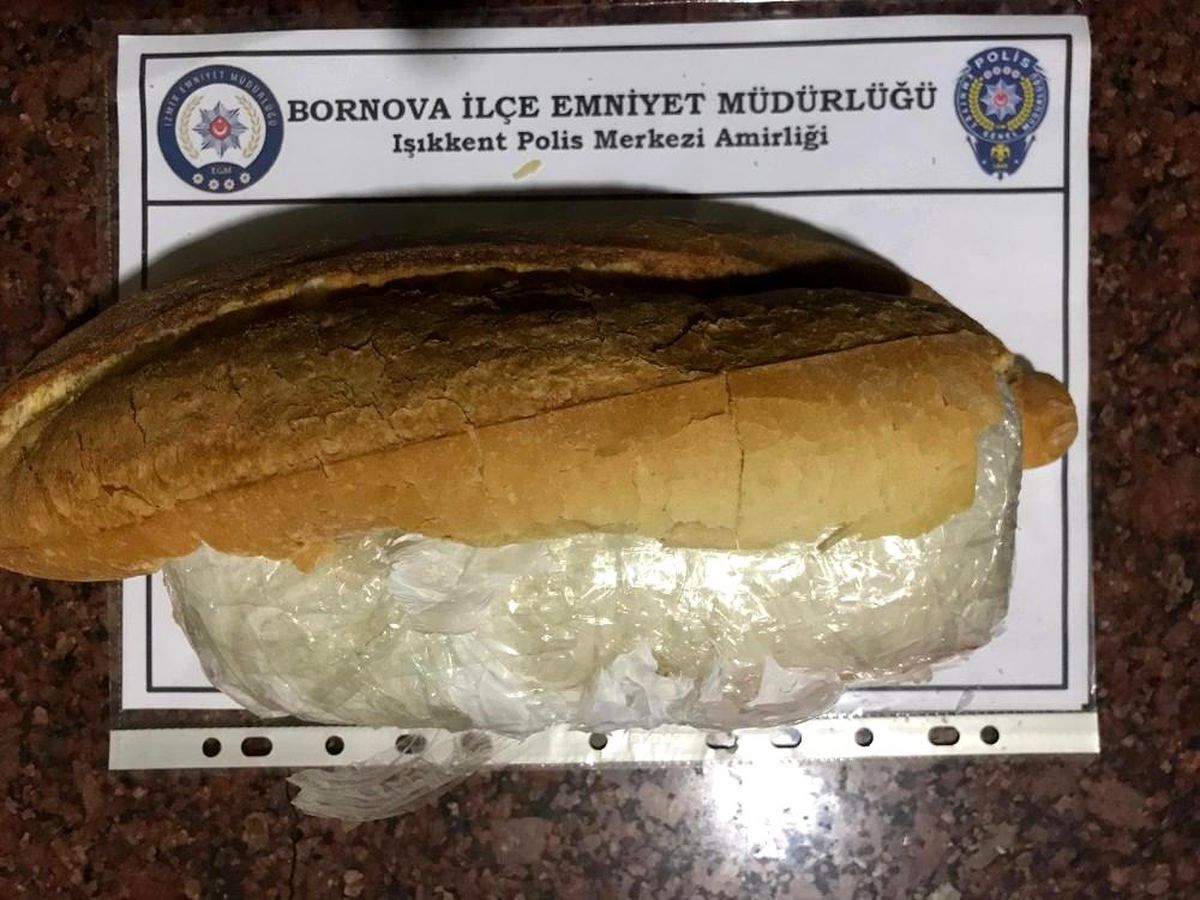 Polisin şüphesi \'ekmek arasına gizlenmiş uyuşturucuyu\' ortaya çıkardı