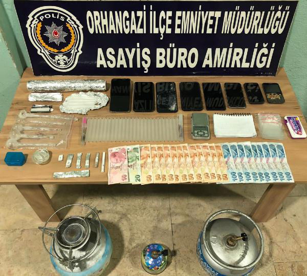 Polisten uyuşturucu baskını; 2 gözaltı