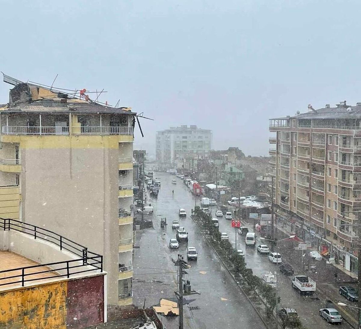 Şiddetli rüzgarda 7 katlı binanın çatısı uçtu