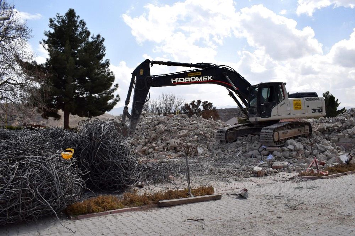 Sultansuyu Harası\'nda depremde hasar gören binanın yıkımına başlandı