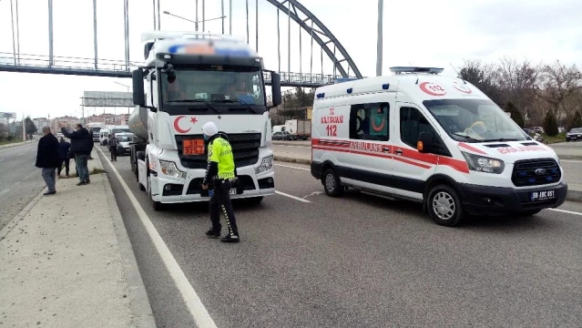 Tekirdağ'da yola fırlayan yayaya tır çarptı, o anlar kameraya yansıdı - Son  Dakika