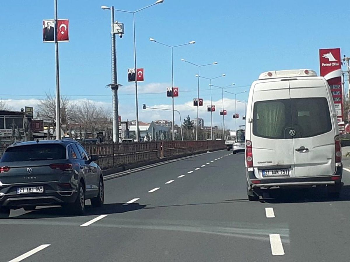 Türk Bayrağını ve Cumhurbaşkanı Erdoğan\'ı ezdirtmedi