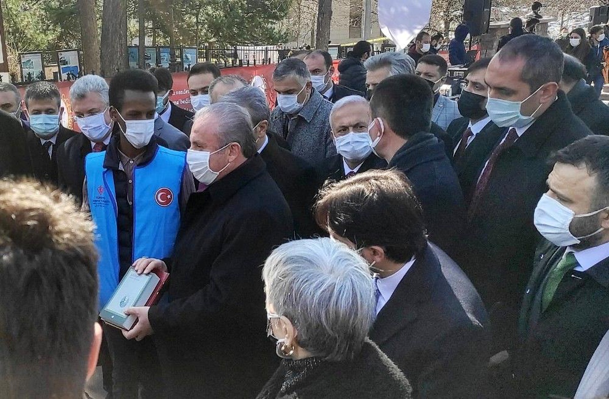 Türkiye Diyanet Vakfı, Taceddin Dergahı\'nda Kur\'an-ı Kerim ve Safahat kitabını dağıttı