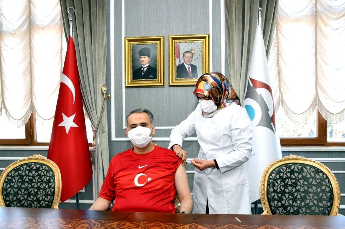 Vali Çuhadar, CoronaVac aşının ikinci dozunu yaptırdı